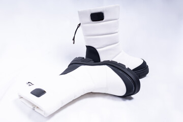 White women's winter boots with fur lining, packed in a cardboard box. The boots are suitable for cold weather in winter.