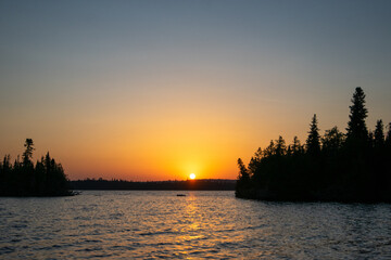 Obraz premium Orange glow at sunset as the sun starts to drop into the horizon