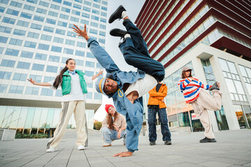 Talented breakdancer demonstrates remarkable skills while executing various moves in an exciting dance performance, captivating the audience with incredible acrobatics and rhythm in an energetic © Jose Calsina