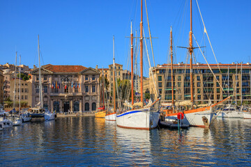 Voiliers dans le vieux port de Marseille