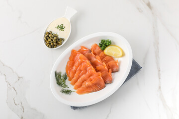 접시에 담긴 훈제연어