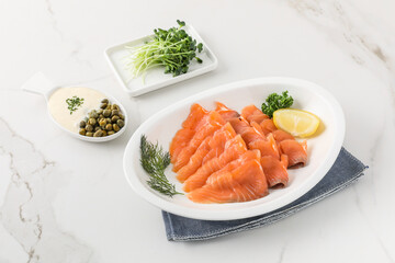 접시에 담긴 훈제연어