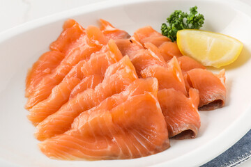 접시에 담긴 훈제연어