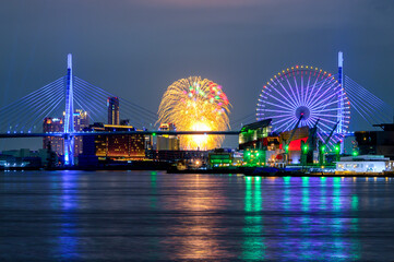 大阪港の夜景と淀川花火