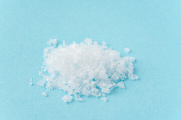 水色背景に粗塩