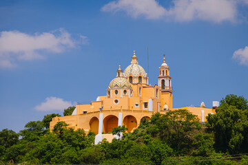 Icónico Santuario de Nuestra Señora de los Remedios, Cholula, Puebla, México, con cúpulas de talavera, construido sobre la gran pirámide.