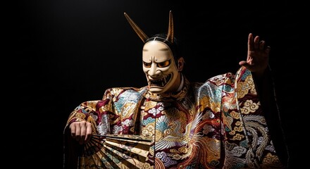 Obraz premium 日本伝統の芸術：般若の面をつけて演じる能楽師