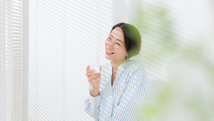 ミネラルウォーターを飲む女性