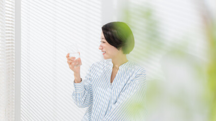 ミネラルウォーターを飲む女性