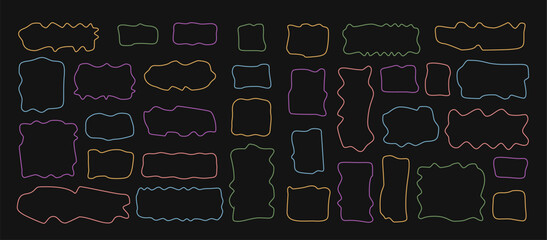 Naklejka premium Hand drawn wavy frame and bubble shapes on black background create an organic quote set. Collection of doodle outline template and rectangle banner shape for modern abstract note, comment or message