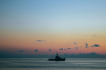 Naklejka premium Ship against the dawn sky