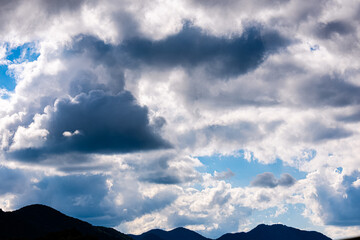 Obraz premium Tranquil Autumn Field in Korea, 한국의 가을, 평온한 자연의 색감