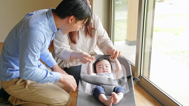 赤ちゃん、ベビー、育児、親子、家族、出産、誕生、ニューボーン、子育て、バウンサー、ゆりかご、あやす、子守り、笑顔、団らん、家庭、子供、男の子、キッズ、カップル、夫婦、ハイローチェア、バウンシング、ベビースウィング、乳児、かわいい、室内、住宅、住まい、暮らし、ライフスタイル、部屋、ハッピー、安心、コピースペース、リラックス、元気、ベッド、寝る、新生児、日本人、女性、男性、窓辺、明るい、共育、トモイク