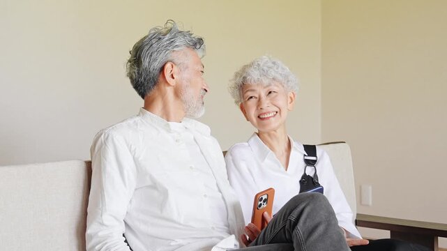 笑顔で寄り添うシニアカップル