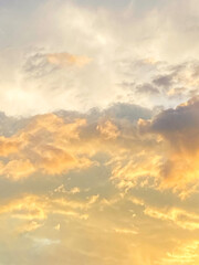 Obraz premium Cielo tropical de atardecer naranja.