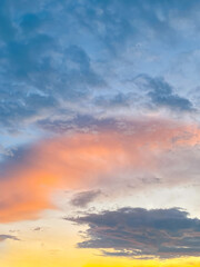 Cielo azul con ocaso de colores.
