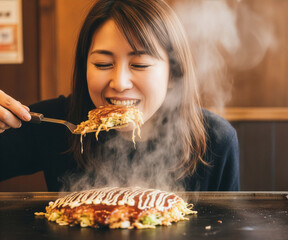 湯気立つお好み焼きを頬張る幸せな日本人女性：絶品グルメと笑顔の瞬間