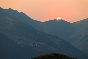 Obraz premium Summer sunset over the Pla d’Adet ski resort in Saint-Lary-Soulan seen from the Col d’Azet