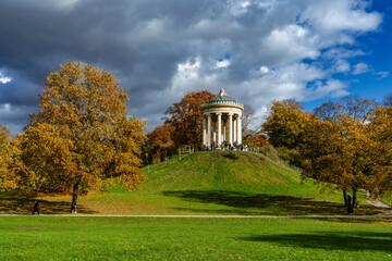 Herbst in M&uuml;nchen - Monopterus im Englischen Garten