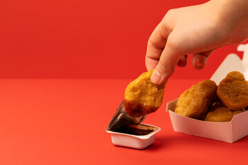 Pick up a chicken nugget.  チキンナゲットを手に取る