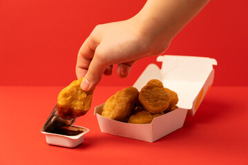 Pick up a chicken nugget.  チキンナゲットを手に取る