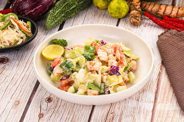 Salad with prawn and vegetables