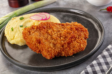 Chicken schnitzel with mashed potatoes