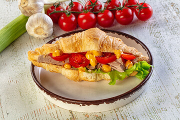 Croissant with tuna, tomato and salad