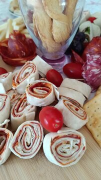 Plateau ap&eacute;ritif vari&eacute; avec charcuterie et amuse-bouche