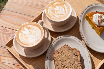 おしゃれなカフェでコーヒーを飲む