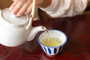 温かいお茶を淹れる人