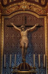 Obraz premium Ornate Church Altar with Crucifix and Candles, Baroque Catholic Interior