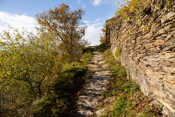 Rheinsteig bei Kaub mit alten Hangmauern (Trockenmauern), Oktober 2025