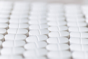 Obraz premium Neat grid of white medicine pills on neutral surface. Suitable for projects focused on medicine, pharmacy production, drug packaging, and scientific research visuals.