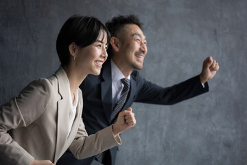 転職や採用にも　 スーツを着たスタートや目標のスピード感疾走感あるビジネスイメージ