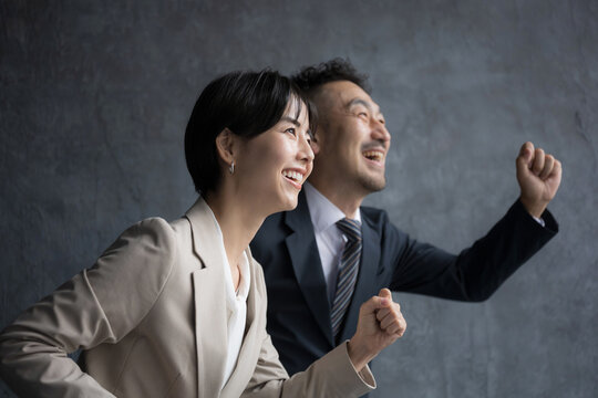 転職や採用にも　 スーツを着たスタートや目標のスピード感疾走感あるビジネスイメージ