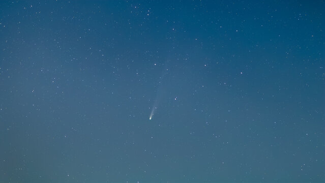 The non-periodic comet C/2025 A6 (Lemmon) has a long dust tail and green coma. October 27, 2025 in South Korea