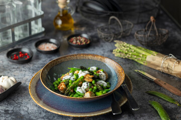 Healthy grilled halloumi salad with asparagus and peas