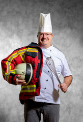 Mann in Berufskleidung als Koch und in Feuerwehr Schutzjacke, Werbekampagne für neue Feuerwehr Mitglieder.