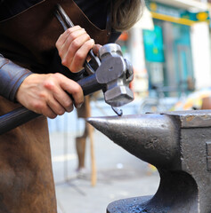 mujer herrera forjadora en el yunque trabajando con el martillo manos forja fuego 4M0A8131-as25