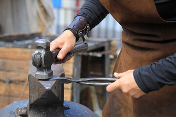 mujer herrera forjadora en el yunque trabajando con el martillo manos forja fuego 4M0A8154-as25