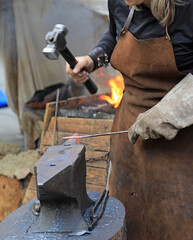 mujer herrera forjadora en el yunque trabajando con el martillo manos forja fuego 4M0A8180-as25