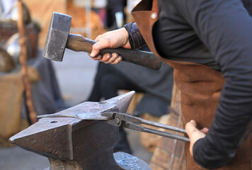mujer herrera forjadora en el yunque trabajando con el martillo manos forja fuego 4M0A8371-as25