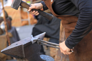 mujer herrera forjadora en el yunque trabajando con el martillo manos forja fuego 4M0A8366-as25