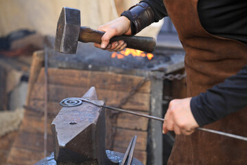 mujer herrera forjadora en el yunque trabajando con el martillo manos forja fuego 4M0A8389-as25
