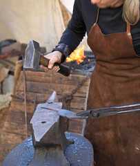 mujer herrera forjadora en el yunque trabajando con el martillo manos forja fuego 4M0A8397-as25