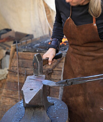 mujer herrera forjadora en el yunque trabajando con el martillo manos forja fuego 4M0A8398-as25
