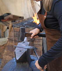 mujer herrera forjadora en el yunque trabajando con el martillo manos forja fuego 4M0A8407-as25