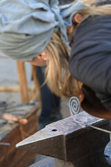 mujer herrera forjadora en el yunque trabajando con el martillo manos forja fuego 4M0A8415-as25