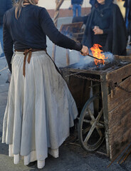 mujer herrera forjadora en el yunque trabajando con el martillo manos forja fuego 4M0A8443-as25